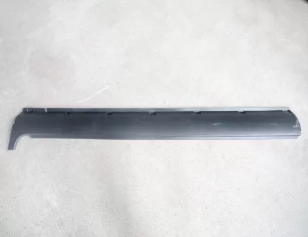 Lower side rail right plastic CS35
